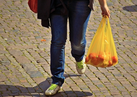 Sacolas plásticas gratuitas ainda não têm data de retorno definido em Manaus