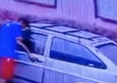 Vídeo mostra homem roubando carro em plena luz do dia em Manaus 