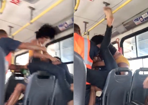 Mulher flagra marido com amante em ônibus e as duas saem na porrada, vídeo