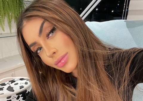 Mc Mirella é atacada por mulher com bebida em show; vídeo