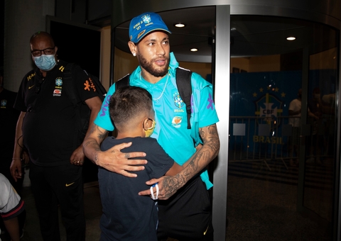Neymar leva fãs à loucura ao chegar em hotel em Manaus; veja vídeo e fotos 
