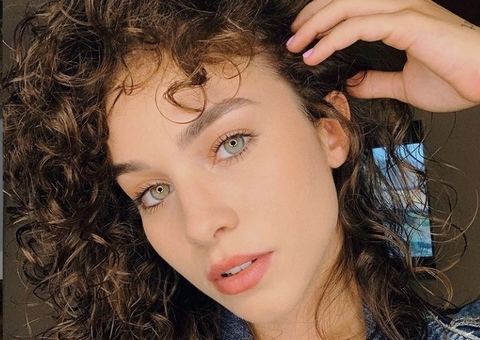 Laryssa Ayres assume namoro com influencer Thaís Ribeiro