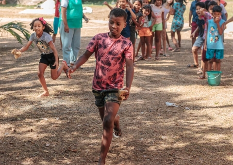 7 brincadeiras antigas que ajudam no desenvolvimento da criança