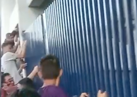 Vídeo: Torcedores pulam grade e invadem treino da seleção brasileira na Colina em Manaus