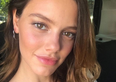 Laura Neiva exibe barrigão de grávida e revela nome do segundo filho