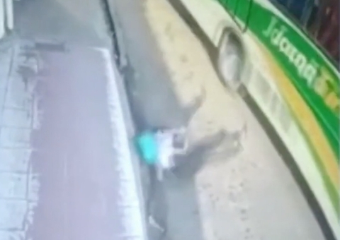 Estudante é arremessada ao ser atingida por ônibus em Manaus; vídeo