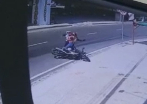 Óleo em viaduto causa acidente e deixa duas pessoas feridas em Manaus