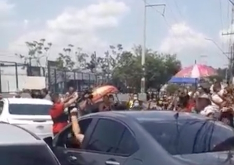 Manifestantes fecham avenida em protesto por morte de dona de mercadinho; vídeo