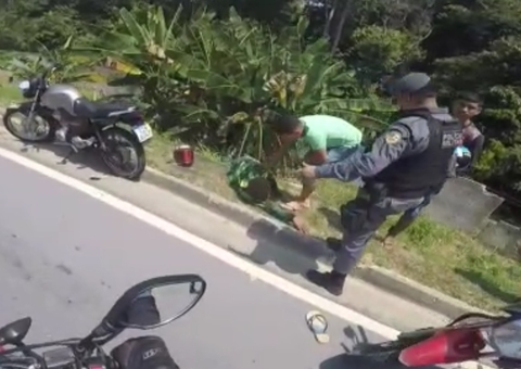 Mototaxista é arremessado em grave acidente em Manaus