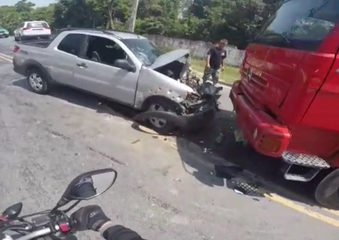 Acidente: Carro bate de frente com caminhão em estrada de Manaus