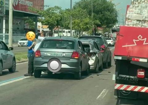 Acidente envolvendo três carros deixa trânsito lento em avenida de Manaus