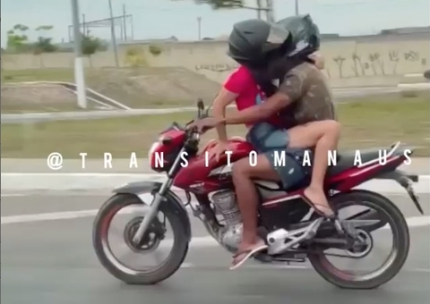 Motociclista é flagrado aos beijos com novinha enquanto dirigia em Manaus