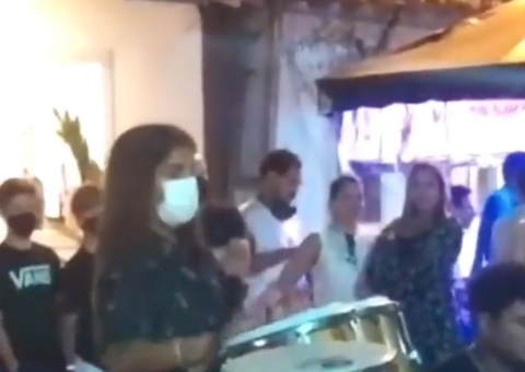 Aos 12, filho de Ivete Sangalo toca em show em Trancoso