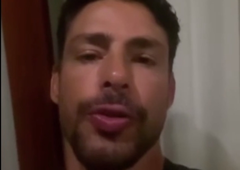 Cauã Reymond passa por sufoco ao surfar nas Maldivas: 'Não sei o que teria acontecido'