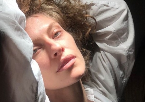 Ex-paquita Lana Rhodes posa nua no banheiro e agita web 