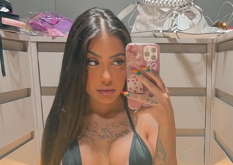 MC Mirella esquenta o clima ao deixar quase tudo à mostra em maiô micro 