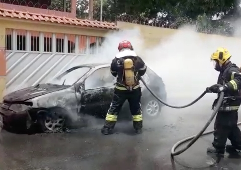 Incêndio destrói carro em rua de Manaus; Vídeo
