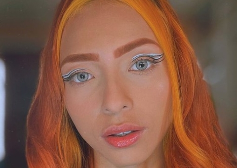 Ruivinha de Marte surge em clima de romance com cantor 