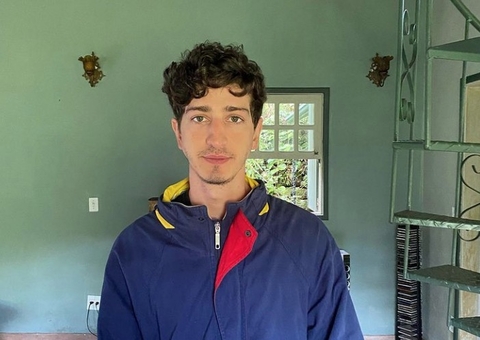 Johnny Massaro assume namoro com amigo de infância