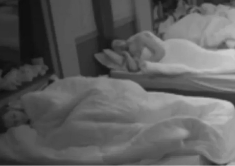 A Fazenda 13: Dayane e Aline trocam carícias debaixo do edredom; vídeo