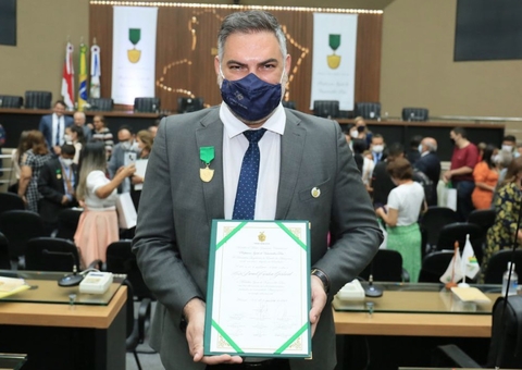 Aleam condecora professor que ensina Direito em escolas públicas em Manaus