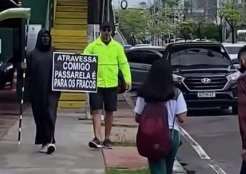 ‘Morte’ assusta pedestres que se arriscam ao atravessar avenida em Manaus; vídeo