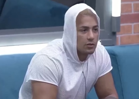 Em A Fazenda, Tiago diz que faz fisioterapia peniana todos os dias após cirurgia 