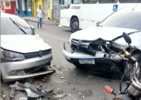 Carros ficam destruídos em acidente em Manaus; vídeo