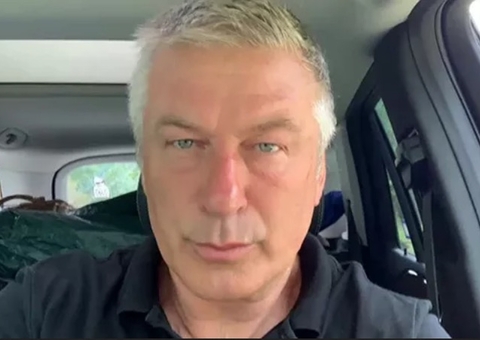 Tuíte de Alec Baldwin de 2017 sobre ‘atirar em alguém por engano’ viraliza