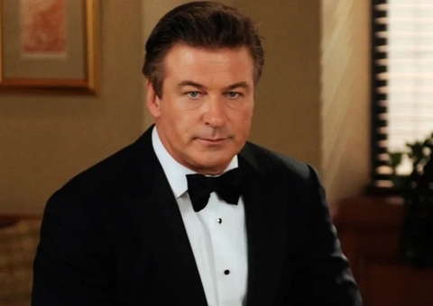 Alec Baldwin é visto devastado após morte acidental de diretora em set 