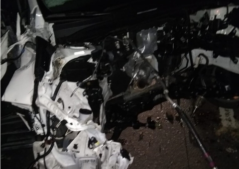 Carro sai levando tudo e motor voa em acidente grave no Parque 10, em Manaus