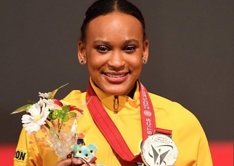 Rebeca Andrade conquista prata inédita para Brasil no Mundial de Ginástica