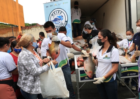 Toneladas de peixe e farinha são entregues a famílias da zona norte de Manaus