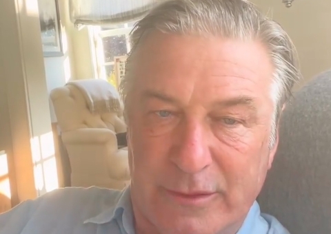 Alec Baldwin apontava para câmera quando arma disparou e matou diretora