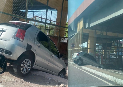 Carro fica preso em viaduto ao tentar entrar em estacionamento demolido em Manaus