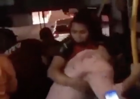 Homem tenta esfregar pênis em lutadora de Muay Thai e recebe mata-leão; vídeo