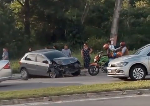 Carro fica destruído ao bater em poste de avenida em Manaus; vídeo