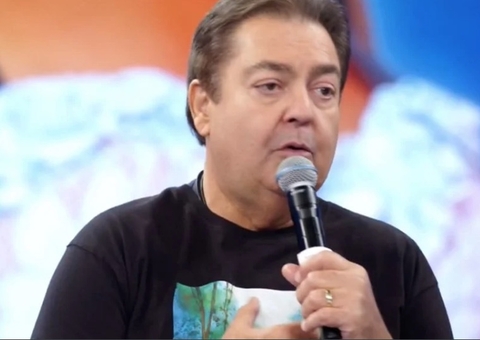 Faustão surge em foto com a família completa e ostenta sapato de R$ 8,7 mil