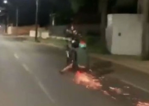Motociclista faz 'gracinha' com moto em movimento e se dá mal; Veja vídeo