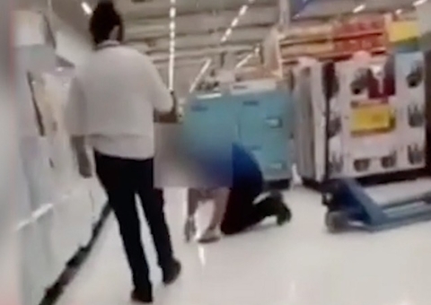Vendedor do Carrefour é humilhado por gerente enquanto limpa o chão de joelhos; vídeo