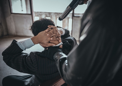 Ladrão invade casa e faz idoso refém em Manaus