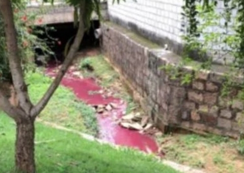 Rio surge com água vermelha e intriga moradores de cidade paulista
