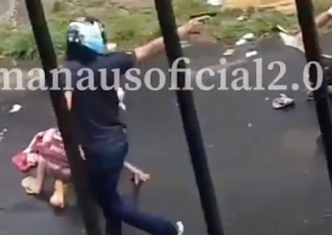 Vídeo: Armado, homem em moto assalta trio durante chuva em Manaus