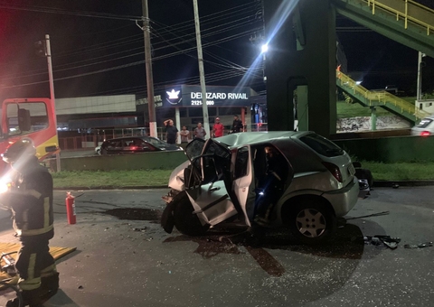 Carro é achatado ao bater em pilastra de passarela na Torquato, em Manaus