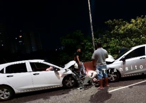 Carro sobe viaduto na contramão e causa acidente em Manaus; vídeo