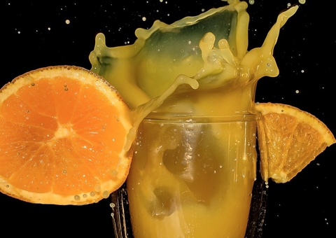 Emagreça com esse incrível suco detox de laranja, limão e alface