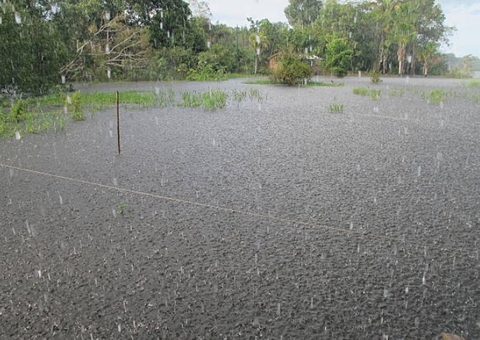 Muro desaba e forte chuva causa transtornos em Manaus