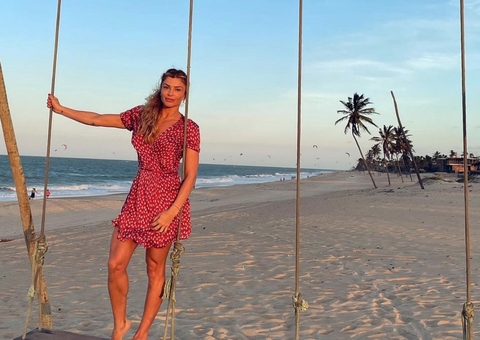 Assumidos, Grazi Massafera posa com namorado durante viagem do Ceará 