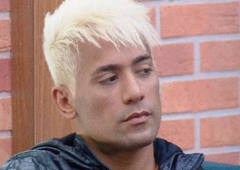 Fisioterapia peniana? Tiago é flagrado fazendo movimentos suspeitos na piscina em A Fazenda