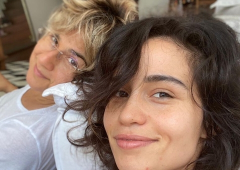 Nanda Costa e Lan Lahn divulgam foto e nomes das filhas 